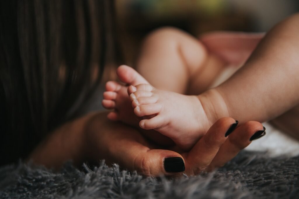 mom, baby, feet